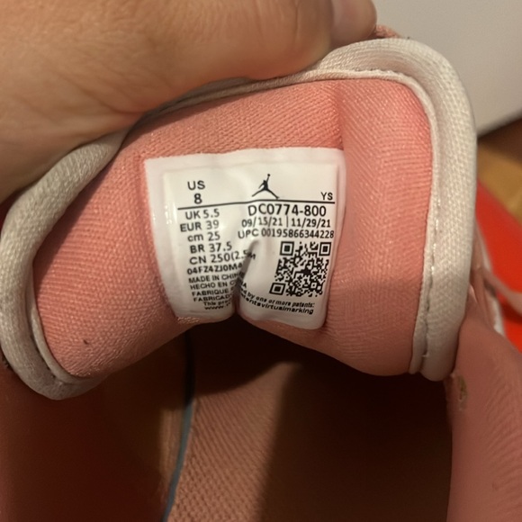 Limited edition suede pink low nike dunks size 8 - Picture 5 of 5